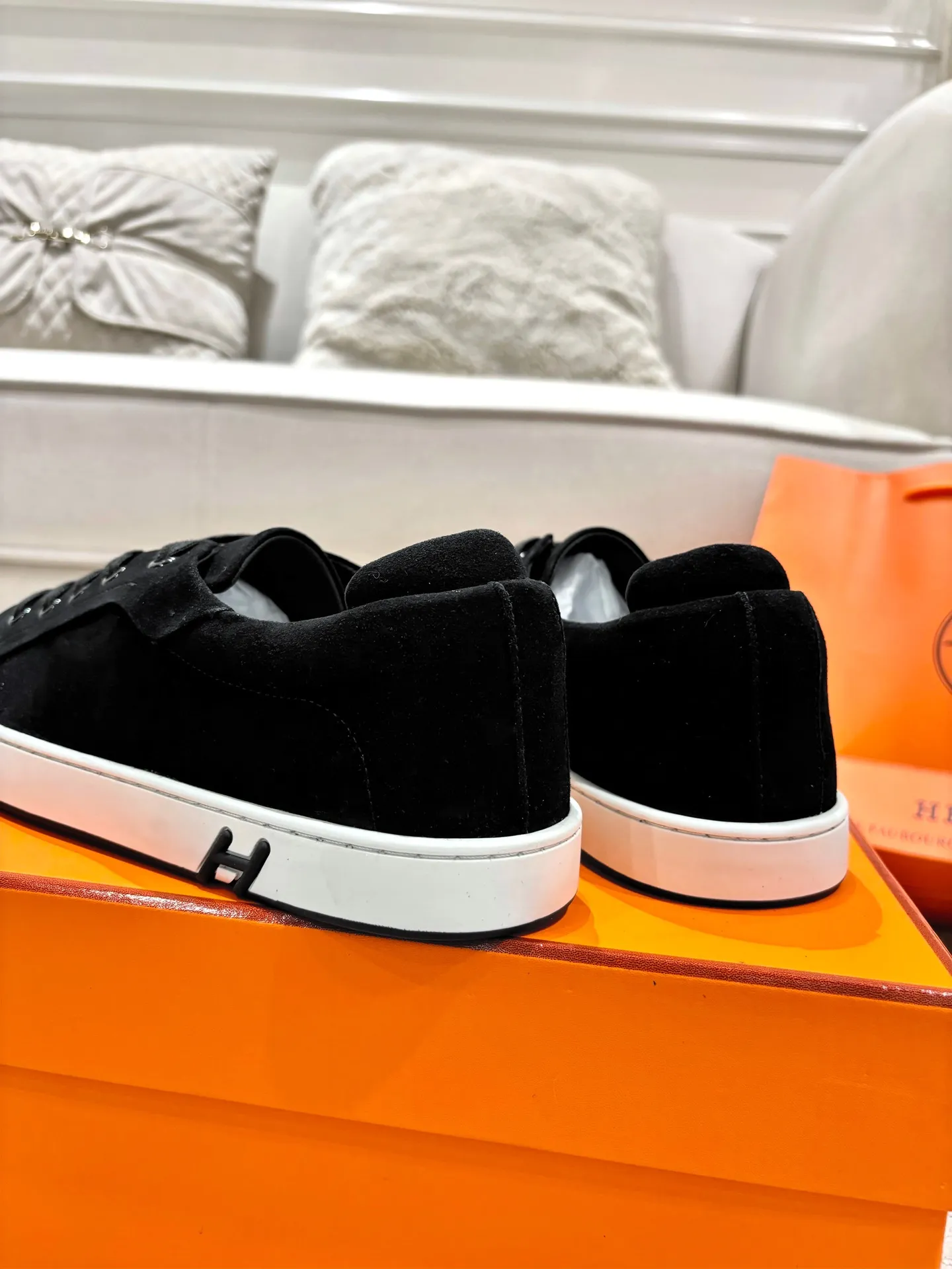 👟👟Ex-factory price 640👟👟 Men's model ➕10 Hermes·Hermès 2025ss new Lucky series men's leather loafers casual sports shoes for women Top version 🔝Original purchase, development and production👍🏻 This Hermès sports shoe is made of calfskin and suede goatskin, with iconic "H" details on the side, creating a dynamic and fashionable style. 💘 💜Material: original imported first-layer cowhide 💛Inner lining: original customized soft sheepskin 💚Sole: original molded non-slip TPU outsole ❤️Sole thickness: about 2.5cm 🤍Number of yards: 35-45👣 (40 for women and 45 for men, custom-made and non-refundable